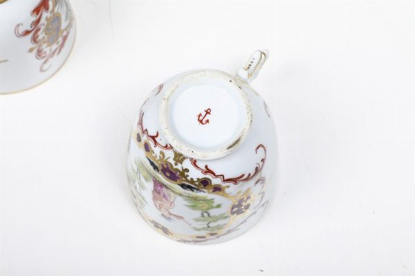 Otto tazze con quattro piattini con decoro �alla sassone�<BR>Venezia, Manifattura Cozzi, 1800 circa e Doccia, Manifattura Ginori, 1770-1780<BR>  - Asta Maioliche, Porcellane e Figure Venete di un Collezionista Veneziano - Associazione Nazionale - Case d'Asta italiane