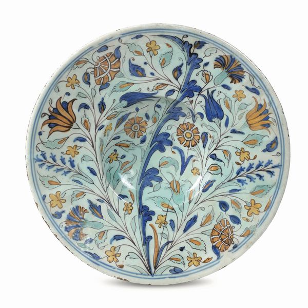 Grande piatto <BR>Area veneta, probabilmente Bassano del Grappa, Manifattura Manardi, ultimo terzo del XVII secolo<BR>  - Asta Maioliche, Porcellane e Figure Venete di un Collezionista Veneziano - Associazione Nazionale - Case d'Asta italiane