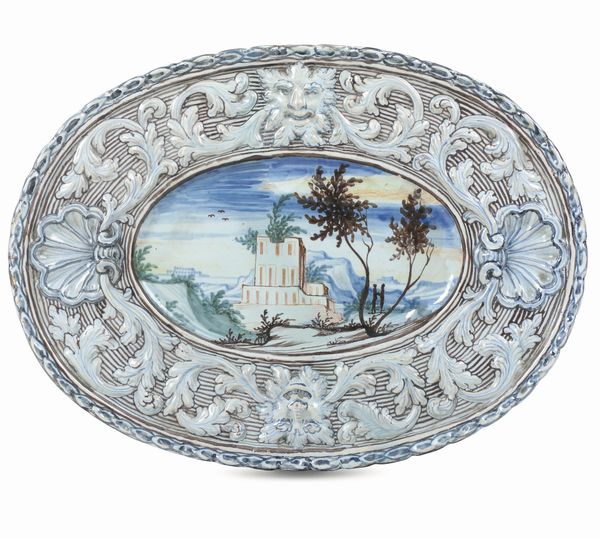 Vassoio ovale<BR>Pavia, Bottega Rampini, ultimo quarto del XVII - inizi del XVIII secolo<BR>  - Asta Maioliche, Porcellane e Figure Venete di un Collezionista Veneziano - Associazione Nazionale - Case d'Asta italiane