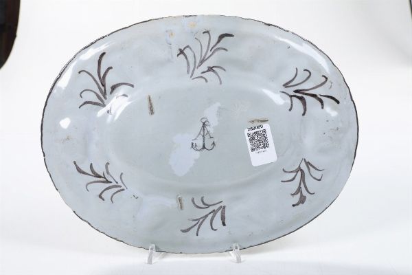 Vassoio ovale<BR>Pavia, Bottega Rampini, ultimo quarto del XVII - inizi del XVIII secolo<BR>  - Asta Maioliche, Porcellane e Figure Venete di un Collezionista Veneziano - Associazione Nazionale - Case d'Asta italiane