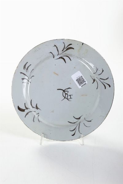 Piatto<BR>Pavia, Manifattura di Carlo Giuseppe Rampini, 1680-1700<BR>  - Asta Maioliche, Porcellane e Figure Venete di un Collezionista Veneziano - Associazione Nazionale - Case d'Asta italiane