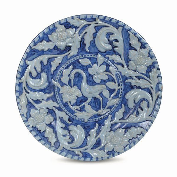 Grande piatto<BR>Pavia, probabilmente Manifattura Imbres, fine del XVII - inizio del XVIII secolo<BR>  - Asta Maioliche, Porcellane e Figure Venete di un Collezionista Veneziano - Associazione Nazionale - Case d'Asta italiane