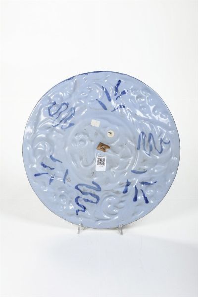 Grande piatto<BR>Pavia, probabilmente Manifattura Imbres, fine del XVII - inizio del XVIII secolo<BR>  - Asta Maioliche, Porcellane e Figure Venete di un Collezionista Veneziano - Associazione Nazionale - Case d'Asta italiane