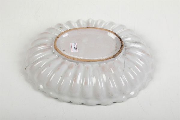 Coppa ovale<BR>Faenza, primo pittore della Fabbrica Ferniani (Sig. Domenico, gi� Pittore del 1740), met� del XVIII secolo  - Asta Maioliche, Porcellane e Figure Venete di un Collezionista Veneziano - Associazione Nazionale - Case d'Asta italiane