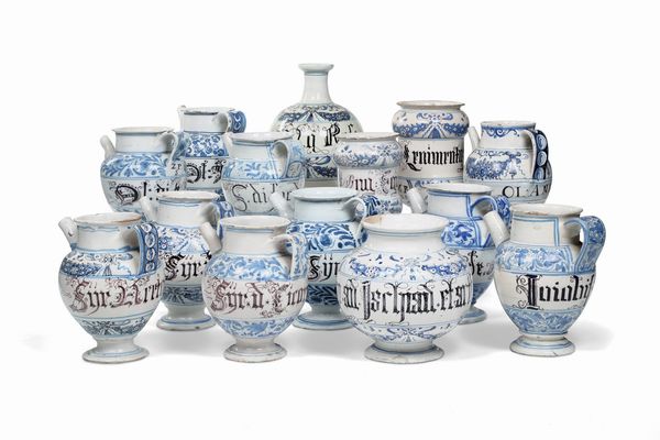 Quattordici vasi da farmacia<BR>Italia settentrionale e Bassano del Grappa, Manifattura Manardi, fine XVII - inizio XVIII secolo<BR>  - Asta Maioliche, Porcellane e Figure Venete di un Collezionista Veneziano - Associazione Nazionale - Case d'Asta italiane