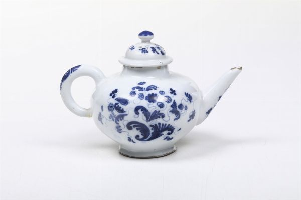 Teiera<BR>Nove, Manifattura Antonibon, 1765-1770 circa  - Asta Maioliche, Porcellane e Figure Venete di un Collezionista Veneziano - Associazione Nazionale - Case d'Asta italiane