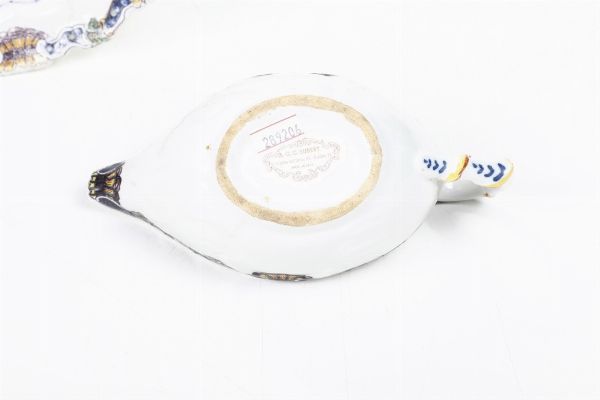 Una salsiera e un piatto<BR>Nove, Manifattura Pasquale Antonibon, prima met� del XVIII secolo  - Asta Maioliche, Porcellane e Figure Venete di un Collezionista Veneziano - Associazione Nazionale - Case d'Asta italiane