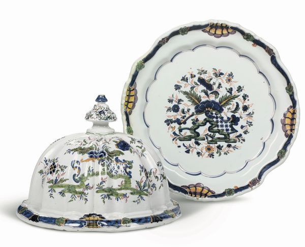 Una campana copri vivande e un piatto<BR>Nove, Manifattura Pasquale Antonibon, prima met� del XVIII secolo<BR>  - Asta Maioliche, Porcellane e Figure Venete di un Collezionista Veneziano - Associazione Nazionale - Case d'Asta italiane