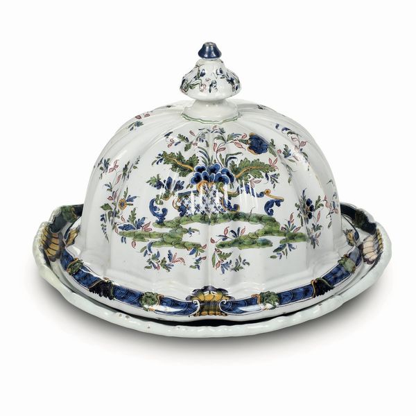 Una campana copri vivande e un piatto<BR>Nove, Manifattura Pasquale Antonibon, prima met� del XVIII secolo<BR>  - Asta Maioliche, Porcellane e Figure Venete di un Collezionista Veneziano - Associazione Nazionale - Case d'Asta italiane
