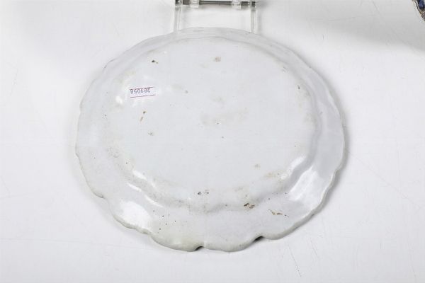 Cinque piatti<BR>Nove, Manifattura Pasquale Antonibon, prima met� del XVIII secolo<BR>  - Asta Maioliche, Porcellane e Figure Venete di un Collezionista Veneziano - Associazione Nazionale - Case d'Asta italiane