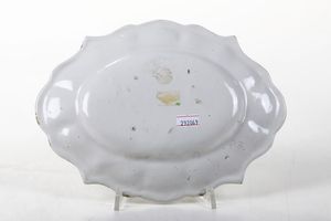 Piatto ovale<BR>Nove, Manifattura di Pasquale Antonibon, verso il 1750  - Asta Maioliche, Porcellane e Figure Venete di un Collezionista Veneziano - Associazione Nazionale - Case d'Asta italiane