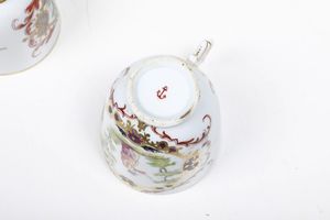 Otto tazze con quattro piattini con decoro �alla sassone�<BR>Venezia, Manifattura Cozzi, 1800 circa e Doccia, Manifattura Ginori, 1770-1780<BR>  - Asta Maioliche, Porcellane e Figure Venete di un Collezionista Veneziano - Associazione Nazionale - Case d'Asta italiane