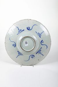 Grande piatto <BR>Area veneta, probabilmente Bassano del Grappa, Manifattura Manardi, ultimo terzo del XVII secolo<BR>  - Asta Maioliche, Porcellane e Figure Venete di un Collezionista Veneziano - Associazione Nazionale - Case d'Asta italiane