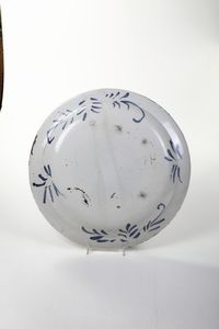 Grande piatto <BR>Pavia, manifattura Rampini o Imbres, fine del XVII secolo<BR>  - Asta Maioliche, Porcellane e Figure Venete di un Collezionista Veneziano - Associazione Nazionale - Case d'Asta italiane