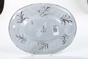 Vassoio ovale<BR>Pavia, Bottega Rampini, ultimo quarto del XVII - inizi del XVIII secolo<BR>  - Asta Maioliche, Porcellane e Figure Venete di un Collezionista Veneziano - Associazione Nazionale - Case d'Asta italiane