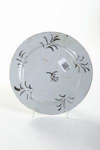 Piatto<BR>Pavia, Manifattura di Carlo Giuseppe Rampini, 1680-1700<BR>  - Asta Maioliche, Porcellane e Figure Venete di un Collezionista Veneziano - Associazione Nazionale - Case d'Asta italiane