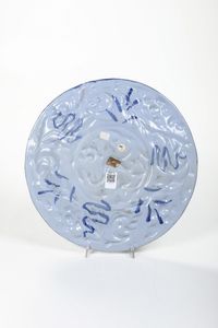 Grande piatto<BR>Pavia, probabilmente Manifattura Imbres, fine del XVII - inizio del XVIII secolo<BR>  - Asta Maioliche, Porcellane e Figure Venete di un Collezionista Veneziano - Associazione Nazionale - Case d'Asta italiane