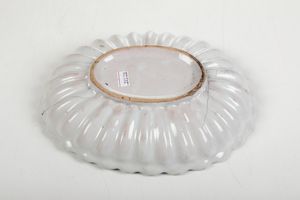 Coppa ovale<BR>Faenza, primo pittore della Fabbrica Ferniani (Sig. Domenico, gi� Pittore del 1740), met� del XVIII secolo  - Asta Maioliche, Porcellane e Figure Venete di un Collezionista Veneziano - Associazione Nazionale - Case d'Asta italiane