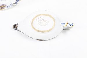 Una salsiera e un piatto<BR>Nove, Manifattura Pasquale Antonibon, prima met� del XVIII secolo  - Asta Maioliche, Porcellane e Figure Venete di un Collezionista Veneziano - Associazione Nazionale - Case d'Asta italiane