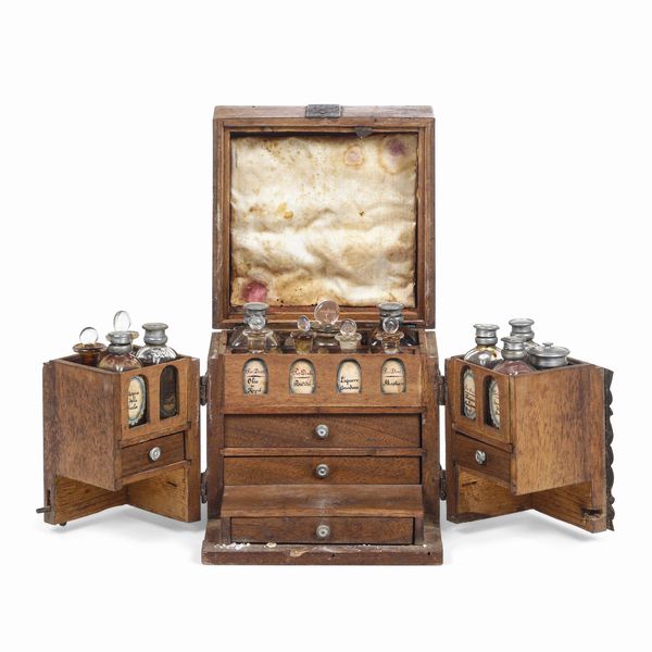 Farmacia da viaggio. Ebanisteria del XVIII-XIX secolo  - Asta Scultura e Oggetti d'Arte - Associazione Nazionale - Case d'Asta italiane