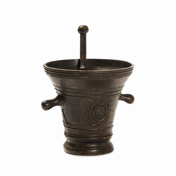 Grande mortaio con pestello. Italia, XVIII secolo  - Asta Scultura e Oggetti d'Arte - Associazione Nazionale - Case d'Asta italiane