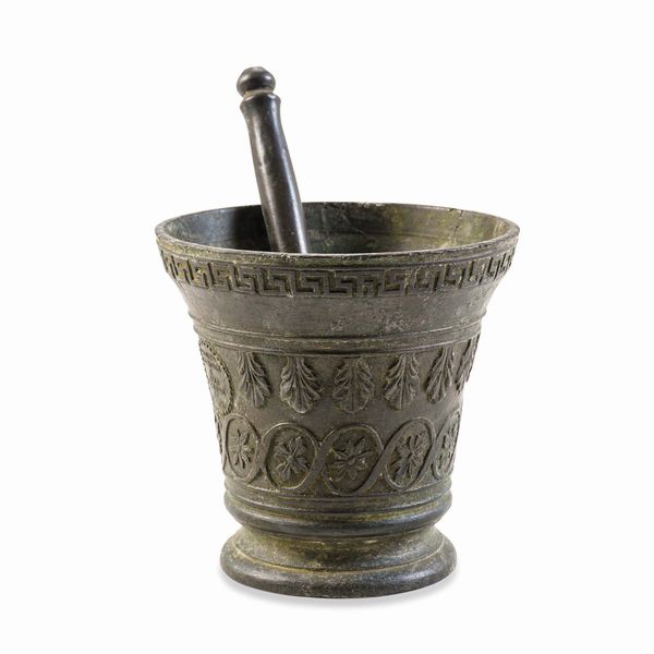 Mortaio e pestello. Fonditore neoclassico, XVIII-XIX secolo  - Asta Scultura e Oggetti d'Arte - Associazione Nazionale - Case d'Asta italiane