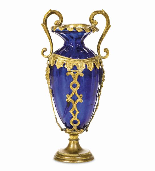 Vaso biansato in vetro soffiato blu cobalto con montatura in bronzo dorato. Firenze o Venezia, XVI-XVII secolo  - Asta Scultura e Oggetti d'Arte - Associazione Nazionale - Case d'Asta italiane