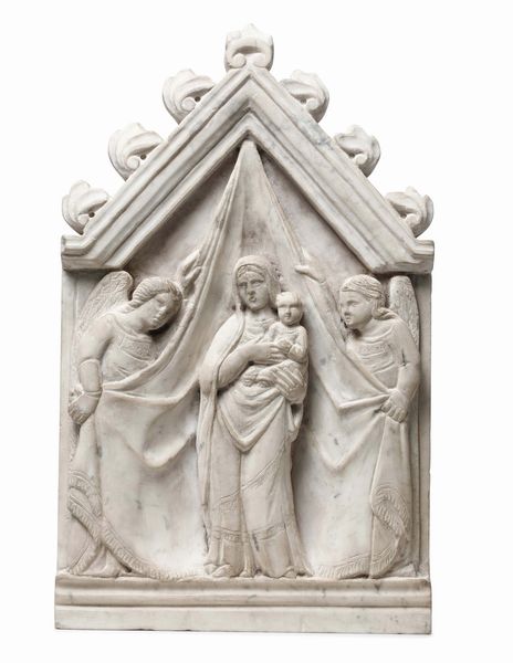 Madonna con Bambino ed Angeli. Arte gotica toscana met� del XIV secolo. Scultore prossimo ad Agostino di Giovanni (Siena 1285-1347) o Agnolo di Ventura (Siena ante 1312-1349 post)  - Asta Scultura e Oggetti d'Arte - Associazione Nazionale - Case d'Asta italiane