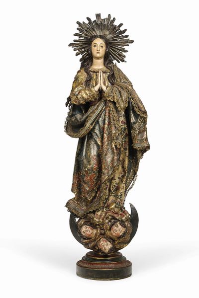 Vergine Immacolata. Ricami in filo dorato e aureola a raggiera in argento ?. Spagna o colonie ispaniche XVII-XVIII secolo  - Asta Scultura e Oggetti d'Arte - Associazione Nazionale - Case d'Asta italiane