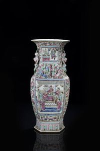 VASO - Vaso in porcellana Famiglia Rosa dipinto con scene di corte entro riserve e draghi a rilievo  Cina  dinastia Qing  [..]