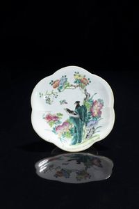 ALZATINA - Alzatina in porcellana Famiglia Rosa decorata con uccelli e fiori  Cina  dinastia Qing  XIX sec H cm 5 Diam cm  [..]