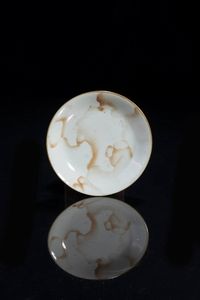 PIATTINO - Piattino in porcellana con decori a nuvola  Cina  dinastia Qing  XIX sec H cm 2 5 Diam cm 15 5