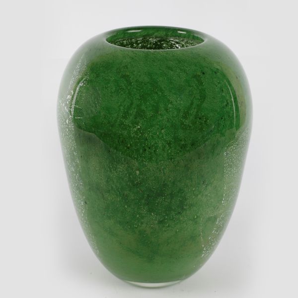Vaso in vetro verde  - Asta Smart Auction: arredo, dipinti, sculture, argenti e altro a prezzi vantaggiosi - Associazione Nazionale - Case d'Asta italiane