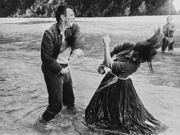 Pierluigi Praturlon : Virna Lisi e Umberto Orsini in La ragazza e il generale  - Asta Fotografia - Associazione Nazionale - Case d'Asta italiane