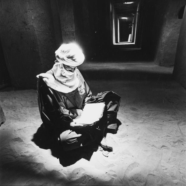 Chris Rainier : Man praying Timbuktu Mosque, Mali  - Asta Fotografia - Associazione Nazionale - Case d'Asta italiane