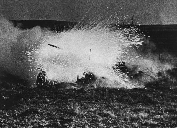 Ivan Sciaghin : Fine di un carro armato fascista  - Asta Fotografia - Associazione Nazionale - Case d'Asta italiane