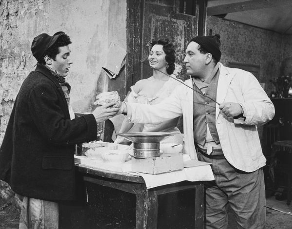 Anonimo : Sophia Loren e Giacomo Furia in Loro di Napoli, diretto da Vittorio De Sica  - Asta Fotografia - Associazione Nazionale - Case d'Asta italiane