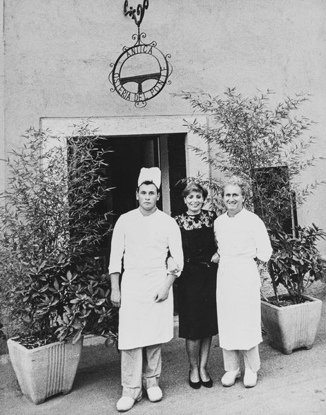 Giuseppe Colombo : Antica Osteria del Ponte (Menu Famosi - Leone)  - Asta Fotografia - Associazione Nazionale - Case d'Asta italiane