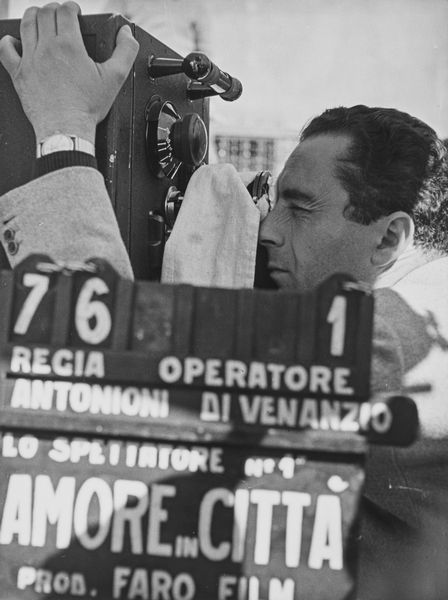 Gideon Bachmann, Attribuito a : Michelangelo Antonioni in L'amore in citt  - Asta Fotografia - Associazione Nazionale - Case d'Asta italiane