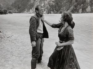 Pierluigi Praturlon : Virna Lisi e Umberto Orsini in La ragazza e il generale  - Asta Fotografia - Associazione Nazionale - Case d'Asta italiane