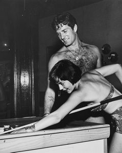 Anonimo : Natalie Wood con Hugh O'Brian durante il Thalians Beach Ball in Malibu, California  - Asta Fotografia - Associazione Nazionale - Case d'Asta italiane