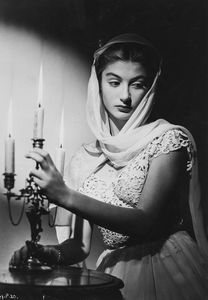 Anonimo - Anouk Aime in Golden Salamander diretto da Ronald Neame