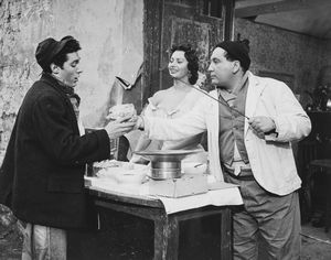 Anonimo : Sophia Loren e Giacomo Furia in Loro di Napoli, diretto da Vittorio De Sica  - Asta Fotografia - Associazione Nazionale - Case d'Asta italiane