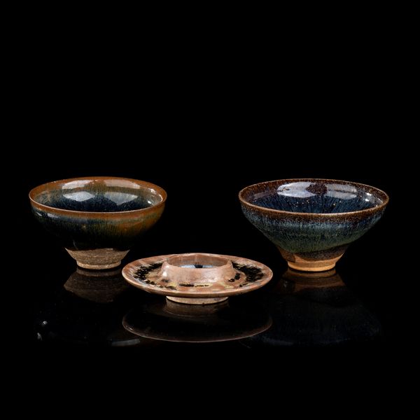 DUE CIOTOLE IN CERAMICA SMALTATA, UNA CON BASE  - Asta Arte asiatica e tribale  - Associazione Nazionale - Case d'Asta italiane