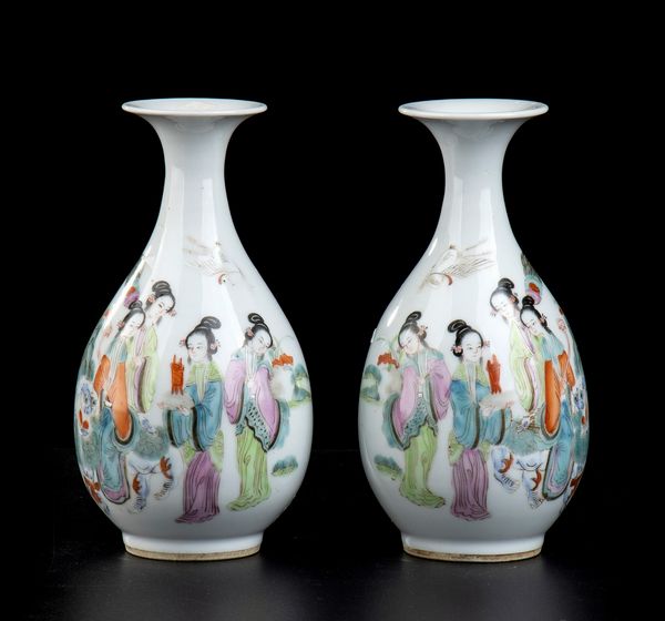 DUE BOTTIGLIE IN PORCELLANA CON DECORO A SMALTI POLICROMI  - Asta Arte asiatica e tribale  - Associazione Nazionale - Case d'Asta italiane