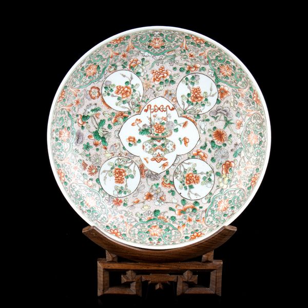 GRANDE PIATTO IN PORCELLANA 'FAMIGLIA VERDE'  - Asta Arte asiatica e tribale  - Associazione Nazionale - Case d'Asta italiane