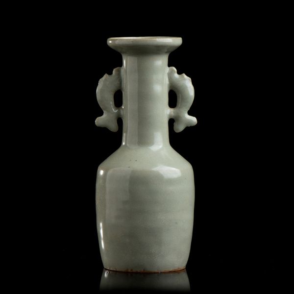 VASO A BOTTIGLIA IN CERAMICA CON INVETRIATURA CÉLADON  - Asta Arte asiatica e tribale  - Associazione Nazionale - Case d'Asta italiane