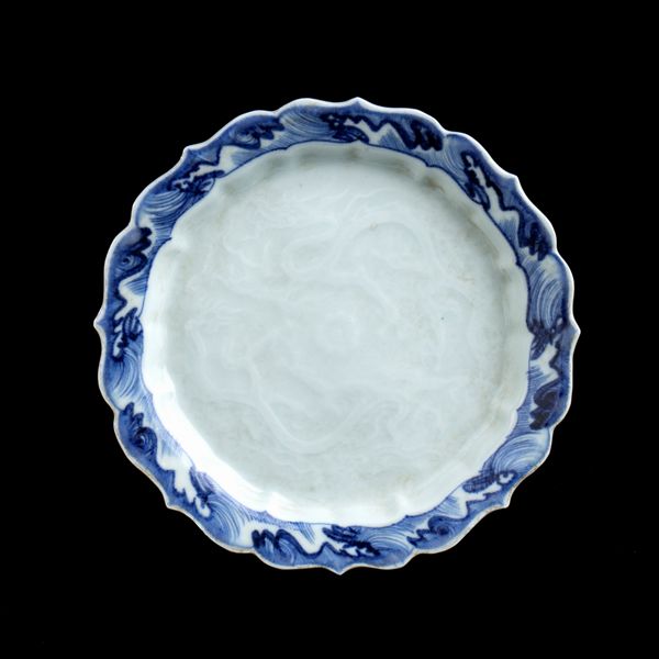 PICCOLO PIATTO IN PORCELLANA 'BIANCO E BLU' CON ORLO POLILOBATO  - Asta Arte asiatica e tribale  - Associazione Nazionale - Case d'Asta italiane