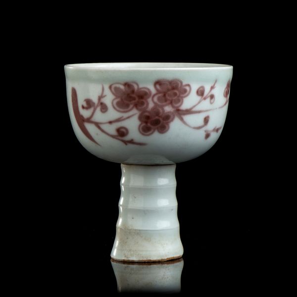 COPPA A STELO IN PORCELLANA CON DECORO IN ROSSO DI RAME  - Asta Arte asiatica e tribale  - Associazione Nazionale - Case d'Asta italiane