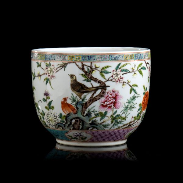 BACILE IN PORCELLANA CON DECORO A SMALTI POLICROMI  - Asta Arte asiatica e tribale  - Associazione Nazionale - Case d'Asta italiane